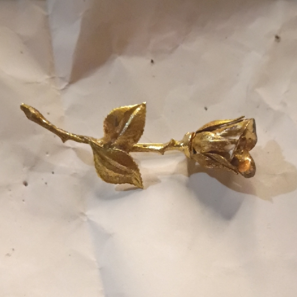 Elegant Gold Rose Brooch